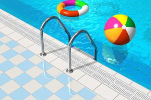 Medence színes úszógumival és strandlabdával, csempézett burkolattal