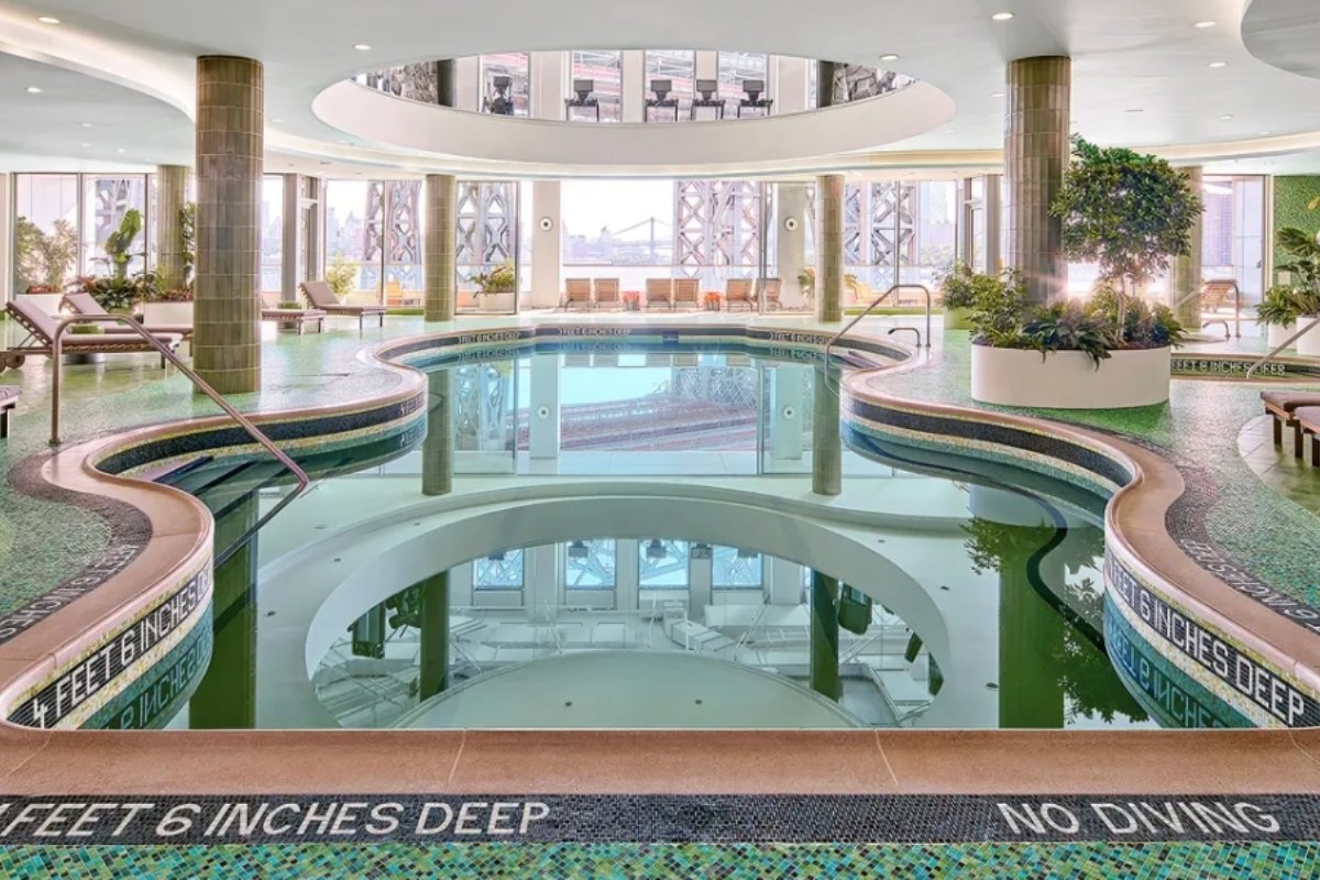 Modern, luxus beltéri wellness medence mozaikburkolattal és természetes fényben úszó dizájnnal.