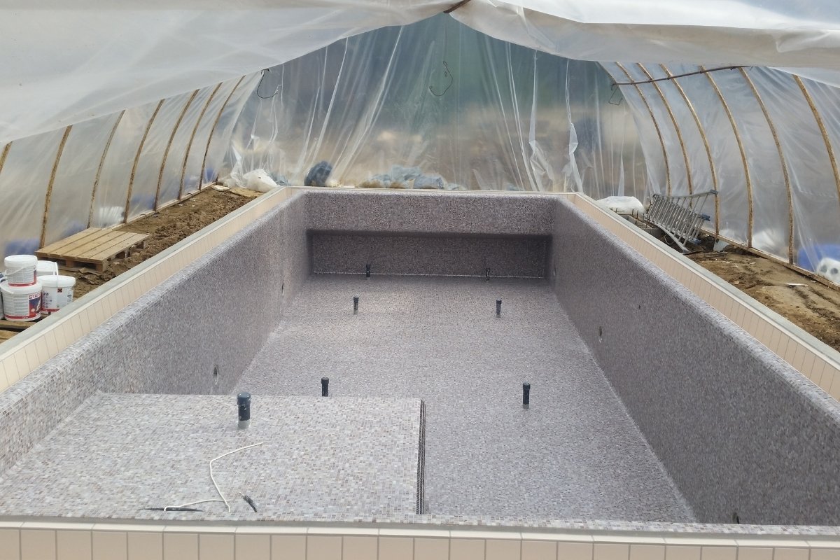 Kültéri medence mozaikburkolatának felújítása védősátor alatt a téli hónapokban.