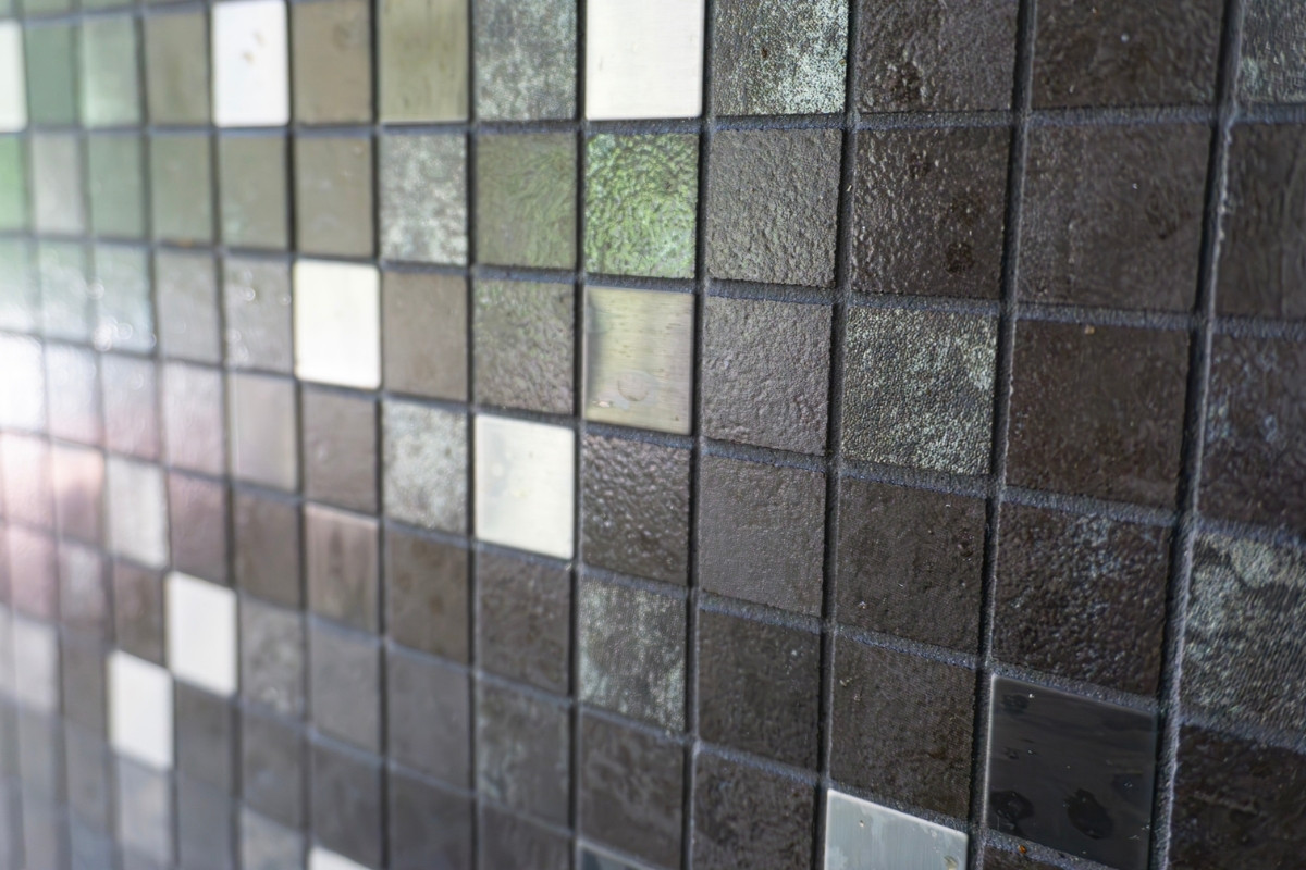 Sötét tónusú mozaikburkolat medencében, epoxi fugázással a tartós és vízálló felület érdekében