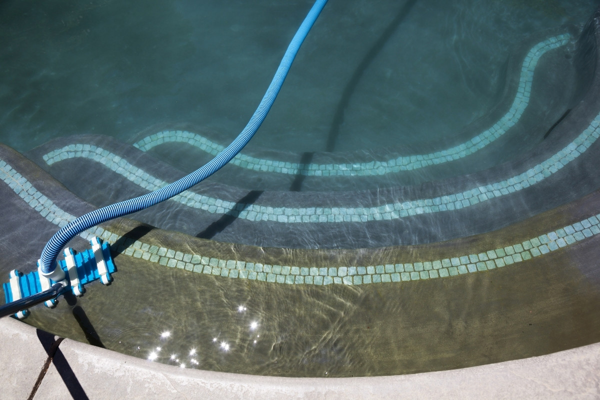 Algásodás jelei mozaik burkolatú medence lépcsőjén tisztítás közben